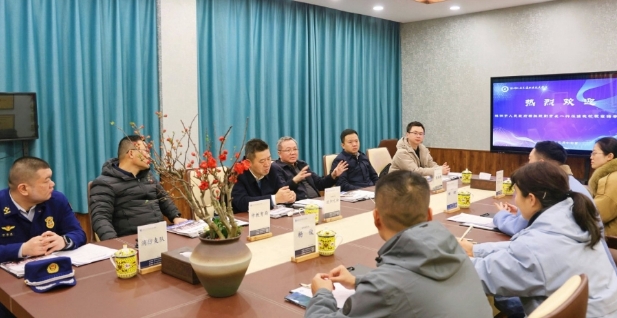 株洲市人民政府副市长杨胜跃，市人民政府副秘书长欧阳元初，市教育局李易常局长一行莅临我校视察指导开学工作